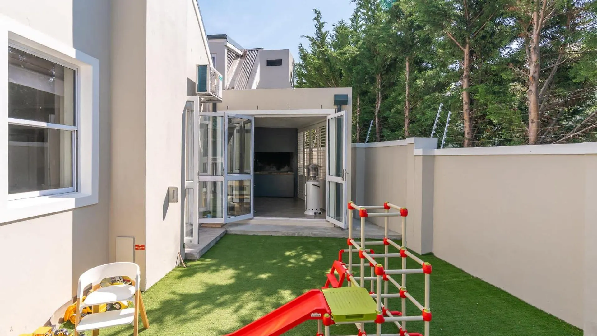 4 Bedroom Haven In Chelsea Village Cape Town 0*,  South Africa